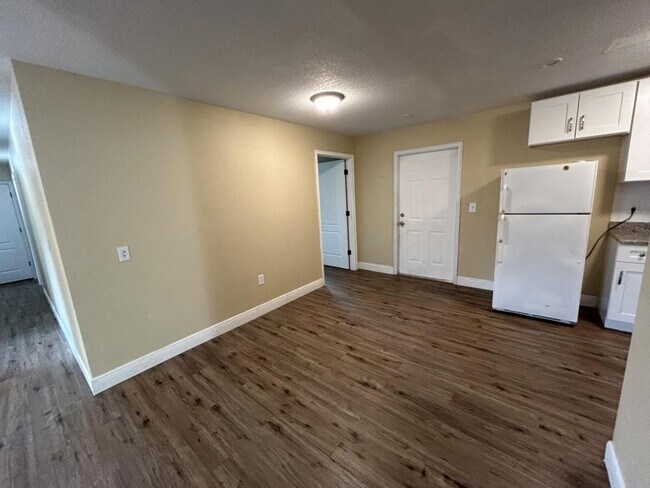 Building Photo - 1022 N Swindell Ave