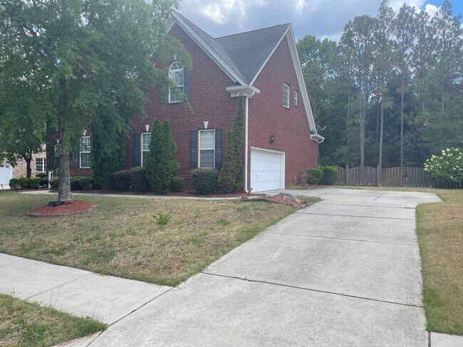 Building Photo - Outstanding Five Bedroom Three Full Bathro...