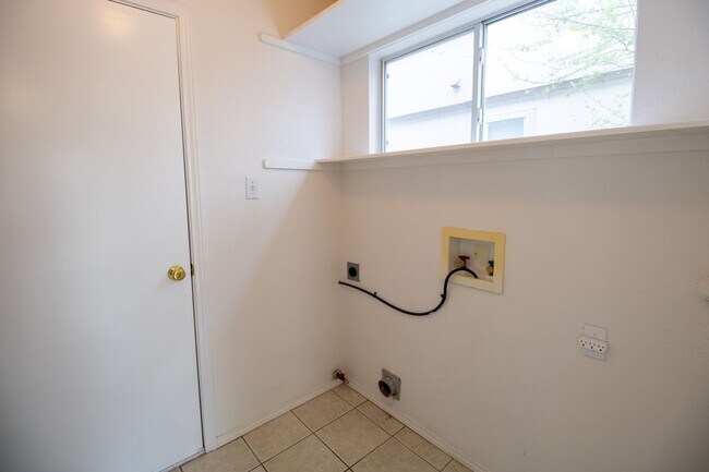 Building Photo - Gorgeous 4 bedroom, 3 bathrooms home in Pflugerville!!!