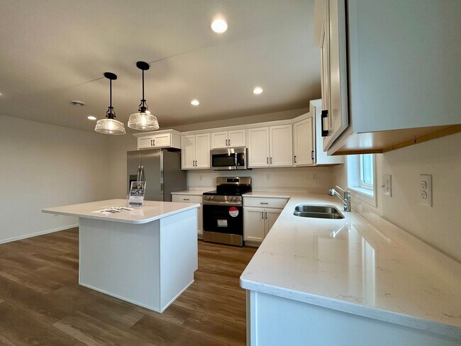 Building Photo - Spacious & Stylish 3-Bed Home with Modern Finishes and Attached 2-Stall Garage