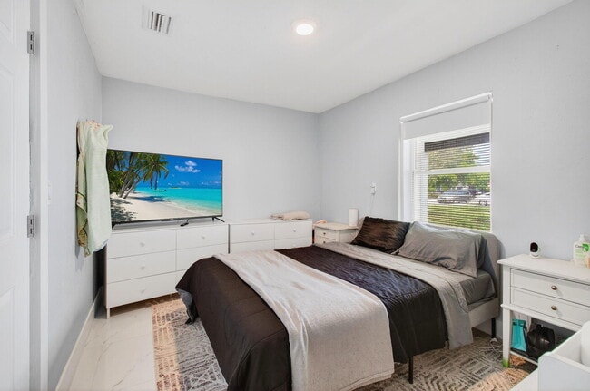 Building Photo - 614 N E St