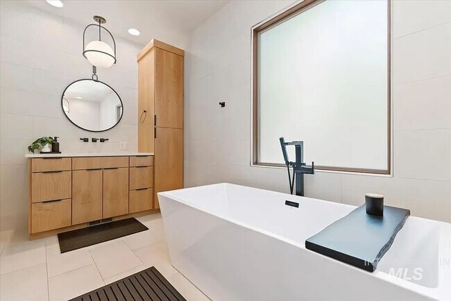 Building Photo - Stunning 4 Bedroom Home in The Shores | Luxury Meets Every Day Comfort