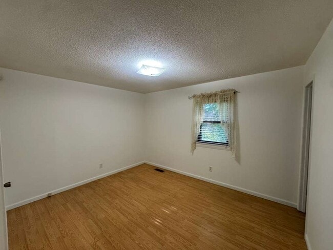 Building Photo - Available! Beautiful 3 Bed, 1 Bath Home in quiet neighborhood