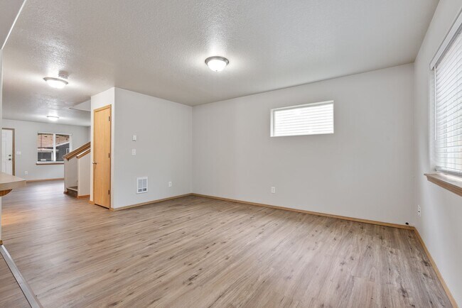 Building Photo - 4bed/2.5 Bath home - Available in SE Portland,