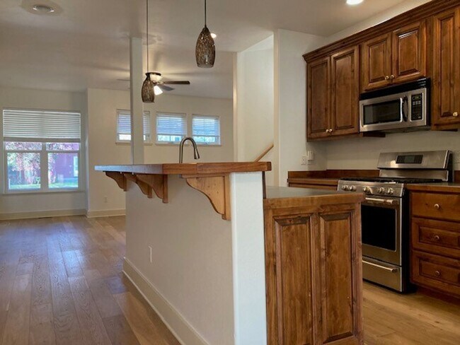 Building Photo - Charming in the Heart of Bozeman
