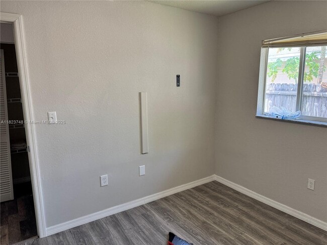 Building Photo - 855 W Davis Pkwy