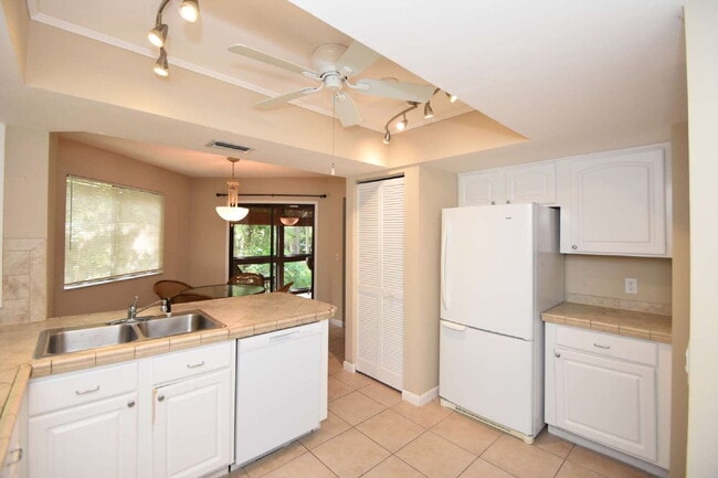 Building Photo - Second floor condo 2/1.5 located at the Fa...