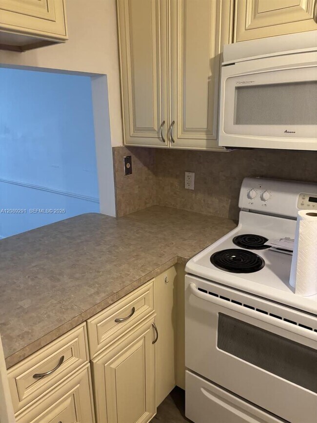 Building Photo - 9471 Evergreen Pl