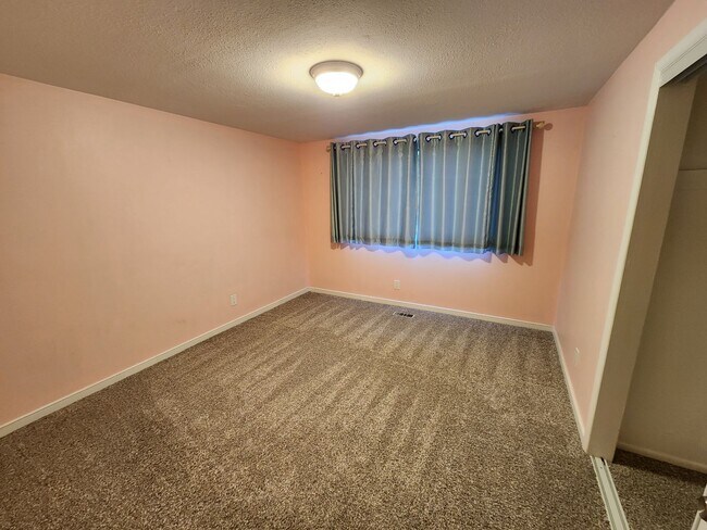 Building Photo - Large 3 bedroom home!