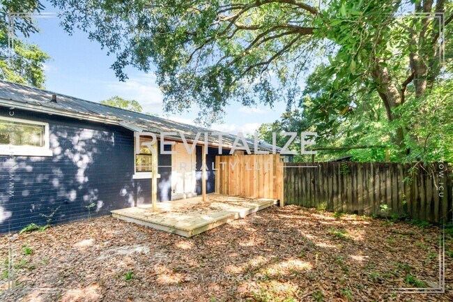 Building Photo - James Street Duplex