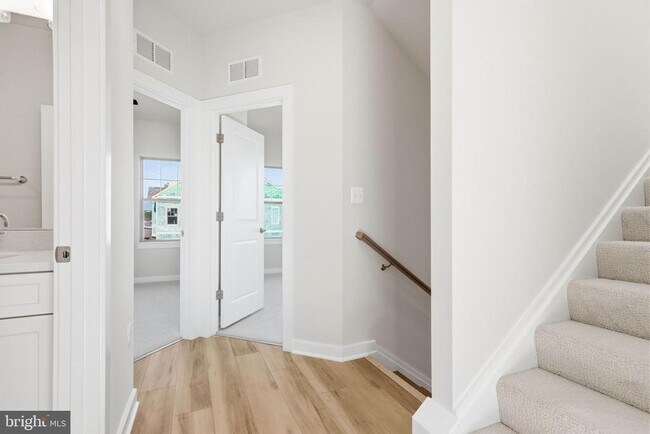 Building Photo - 1011 Venifena Terrace SE