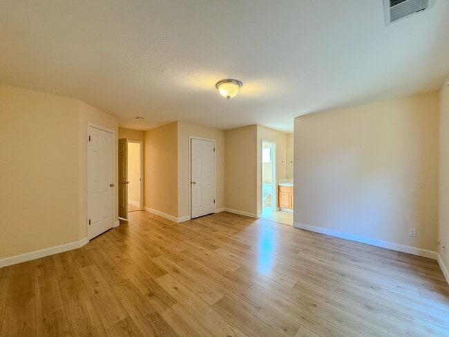 Building Photo - Lovely 3 Bedroom Home!