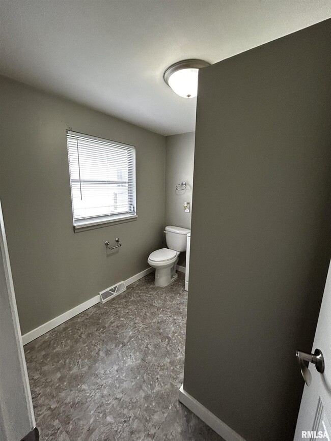 Building Photo - 135 Shadoway Dr
