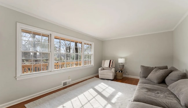 Building Photo - 388 Tall Oaks Dr NE