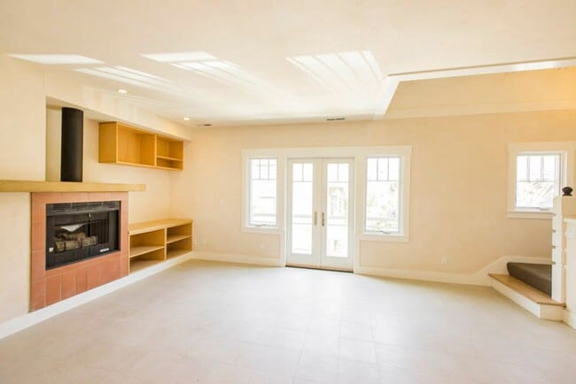 Building Photo - Balcony & Gas Fireplace: Sunny Apartment i...