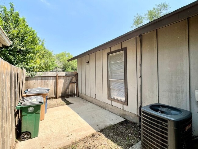 Building Photo - Upgraded 2/1 in South Austin