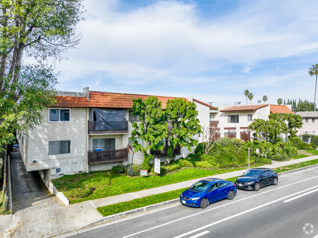5045 Woodman Ave - Woodman Apartments