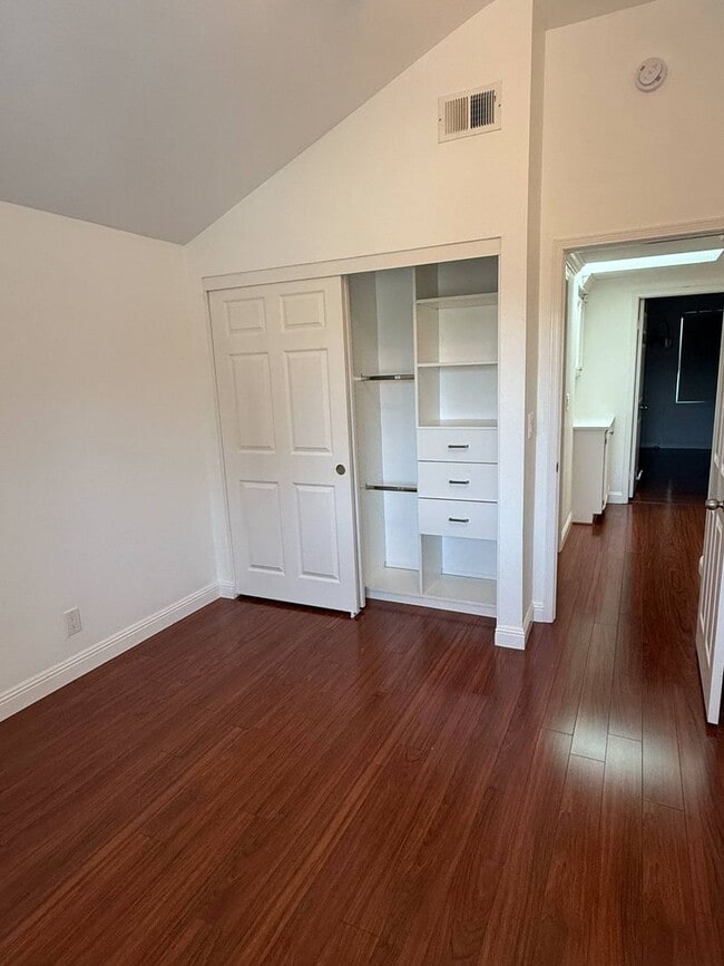 Building Photo - Stylish Redwood Shores Home with Vaulted Ceilings & Private Yard