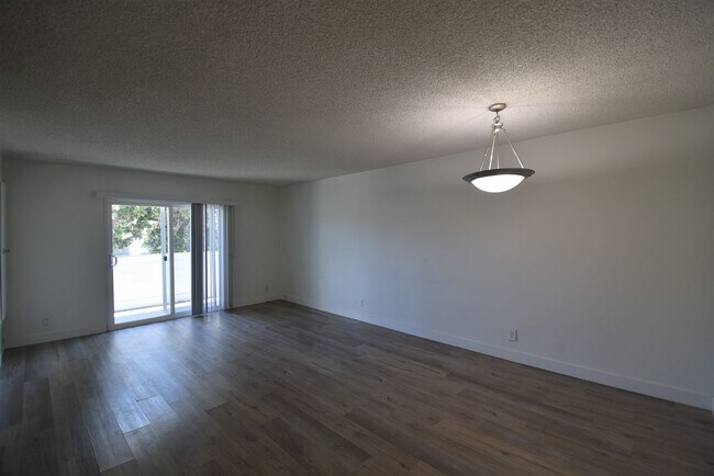 Building Photo - 15049 Burbank Blvd