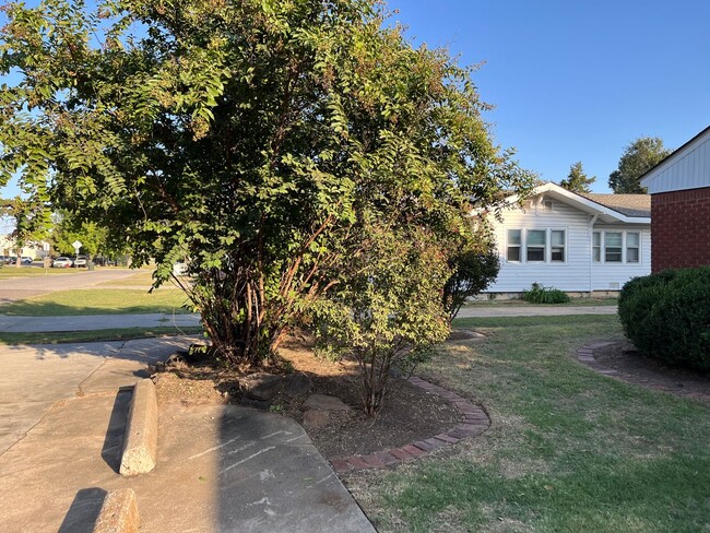 Building Photo - Remodeled Central Norman 3-bed 2-bath 2 Li...