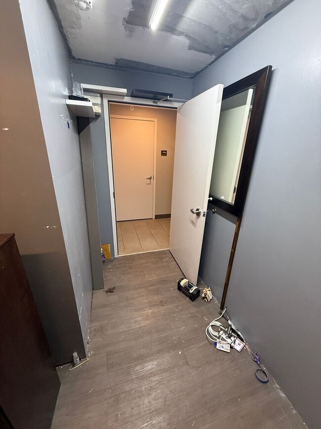 Building Photo - Modern 2 Bed / 2 Bath Condo with Top Ameni...