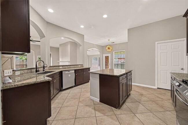 Building Photo - 706 Silver Creek Cir