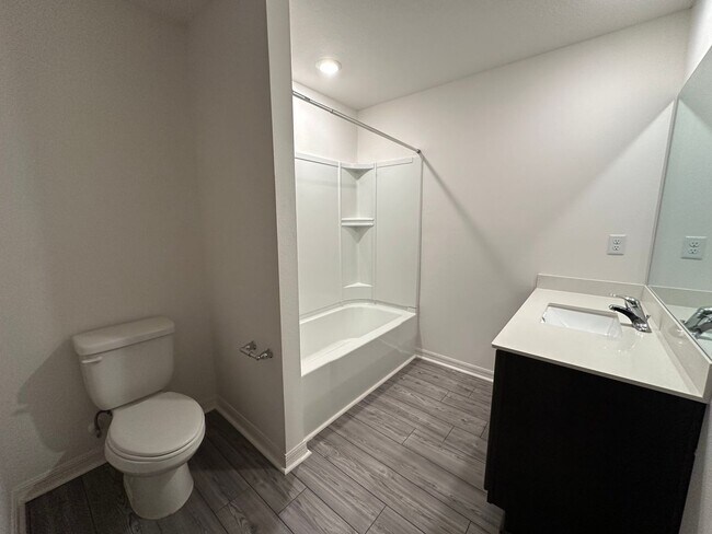 Building Photo - 3BR Townhome in Tavares with Open Floor Plan & Community Playground