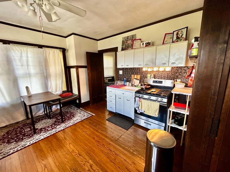 Kitchen - 602 S Broadway Ave