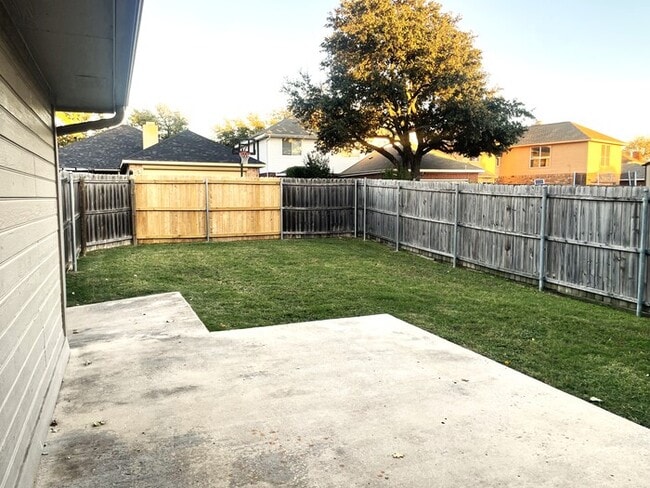 Building Photo - MOVE IN SPECIAL!!!! Cedar Hill home featur...