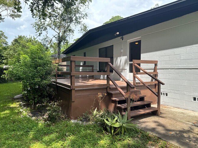 Building Photo - 1204 Carthage Dr