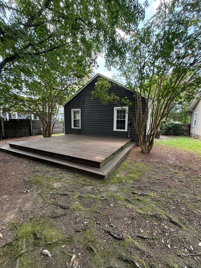 Building Photo - Bungalow in Charlotte with 2 bedrooms, 2 baths