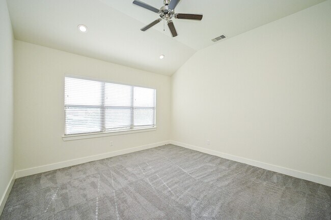 Building Photo - 1106 Fuschia Rd