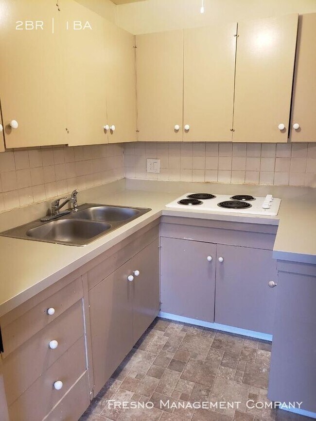 Building Photo - 2562 N Maroa Ave