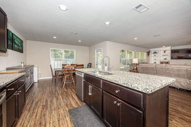 Building Photo - 9125 Bellewood Dr