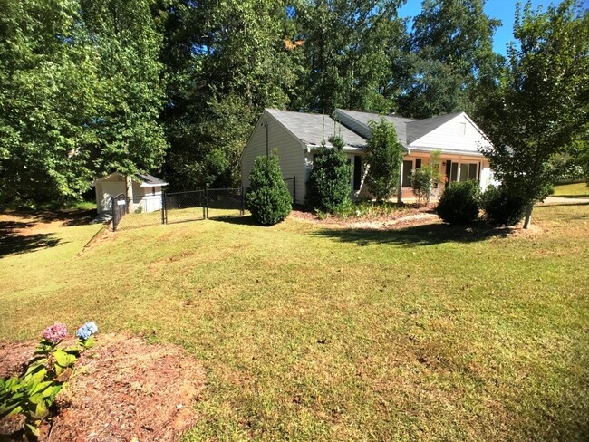 Building Photo - Ranch Home - 3BR/2BA - Powder Springs