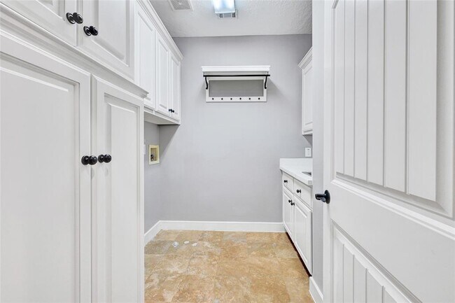 Building Photo - 210 Breezy Way