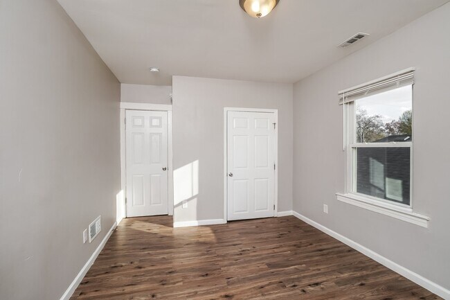 Building Photo - 810 Sutcliffe Ave