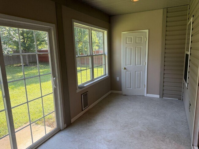 Building Photo - 509 Amazon Dr