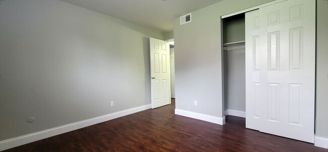 Building Photo - Beautiful Two Bedroom One Bath Apartment Home