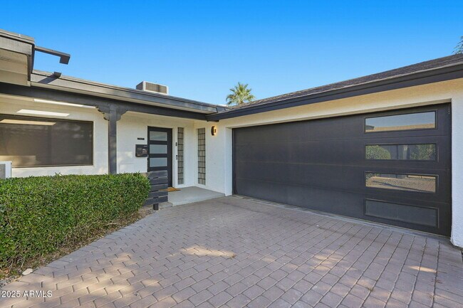 Building Photo - 8614 E Jackrabbit Rd