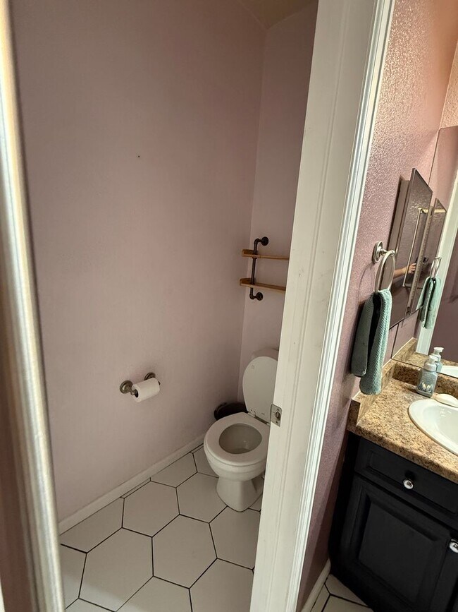 Building Photo - Single room for rent in the heart of Heather Ridge