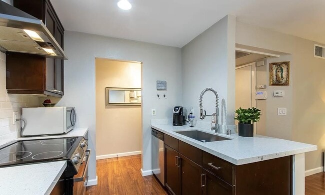 Building Photo - 8530 Holloway Dr