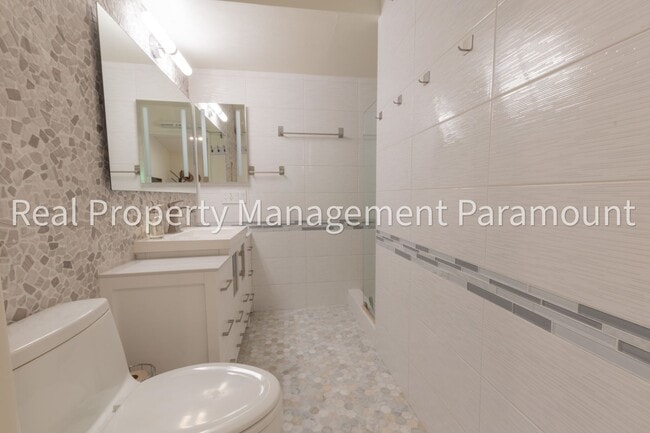 Building Photo - Spectacular 2 Bedroom, 2 Bath Condo with L...
