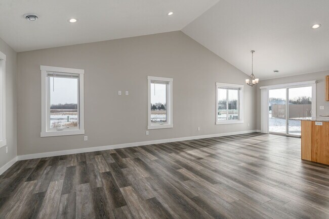 Building Photo - 102 7th Ave NW