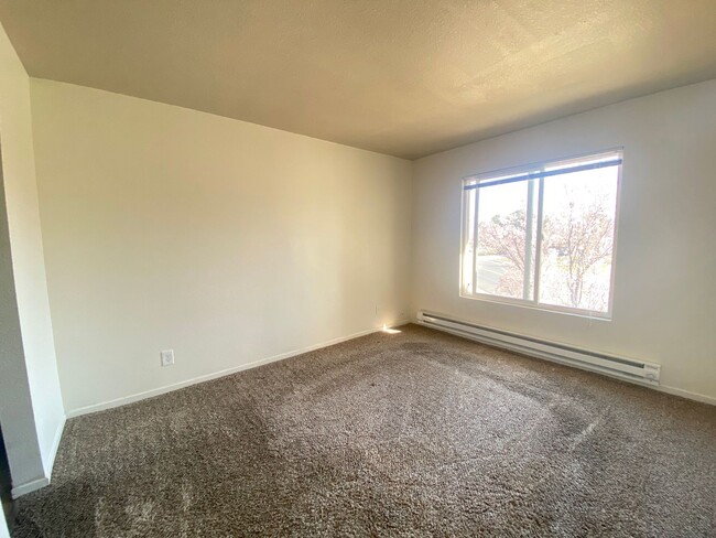 Building Photo - 1 bedroom, 1 bathroom upstairs unit