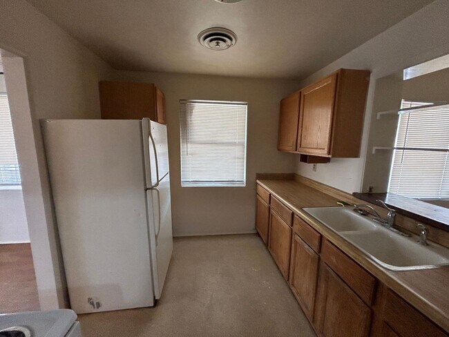 Building Photo - Spacious 4 bedroom, 2 bathroom home locate...