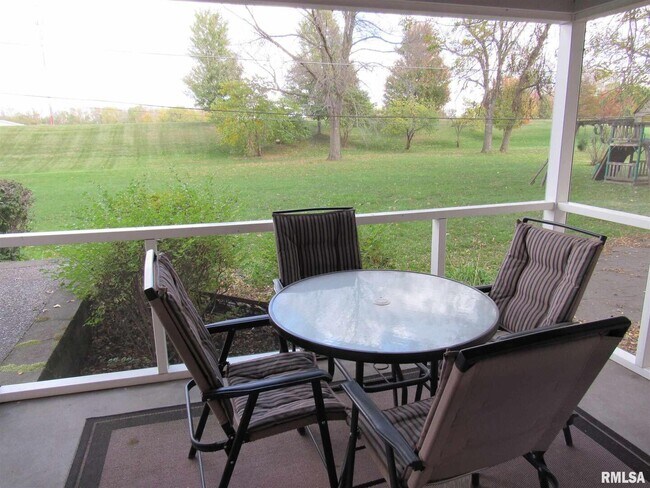 Building Photo - 233 Manor Dr