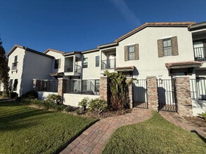 Building Photo - Charming 2-Bed, 2-Bath Townhouse Retreat o...