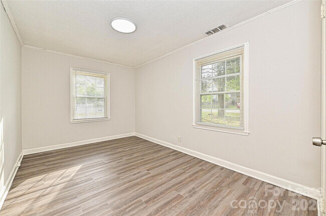 Building Photo - 301 Seldon Dr