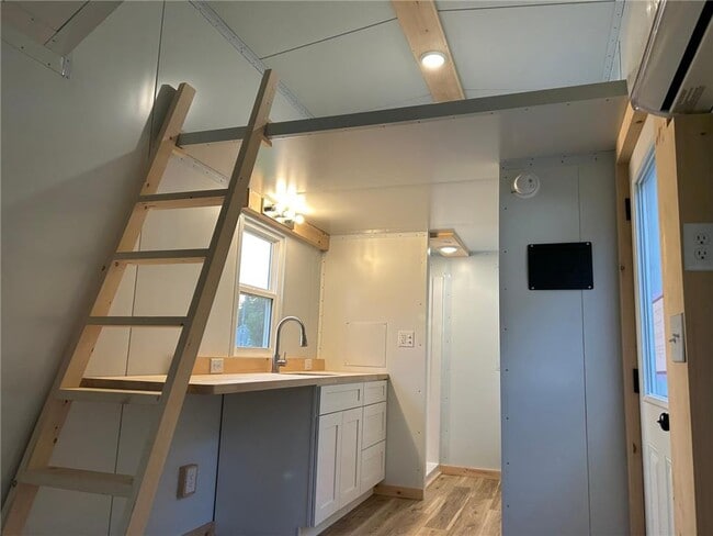 Building Photo - 301 S Prairie St